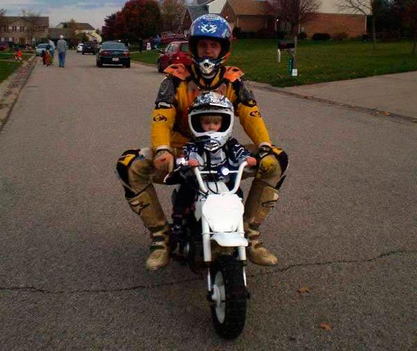 Padres e hijos en moto Las mejores fotos para celebrar su día